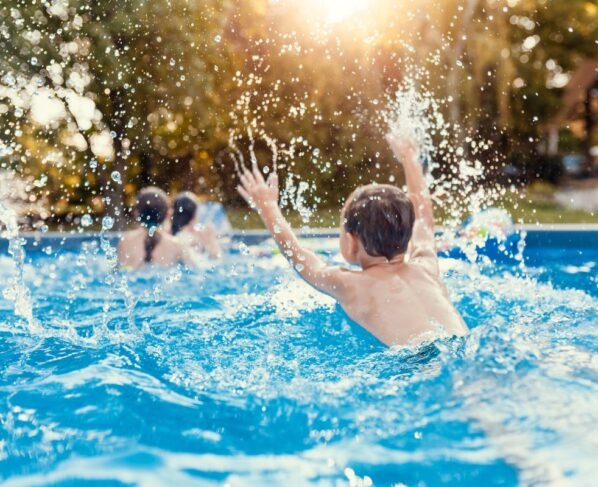 Foto colorida de crianças na piscina - Metrópoles
