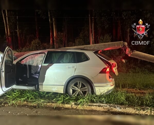 acidente-carro-poste