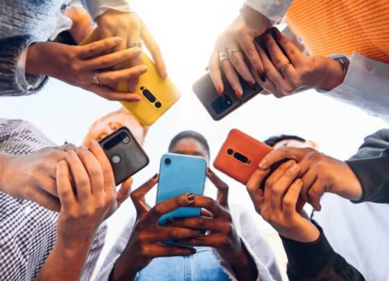 Fotografia colorida mostrando cinco pessoas digitando no celular-Metrópoles APOSTAS