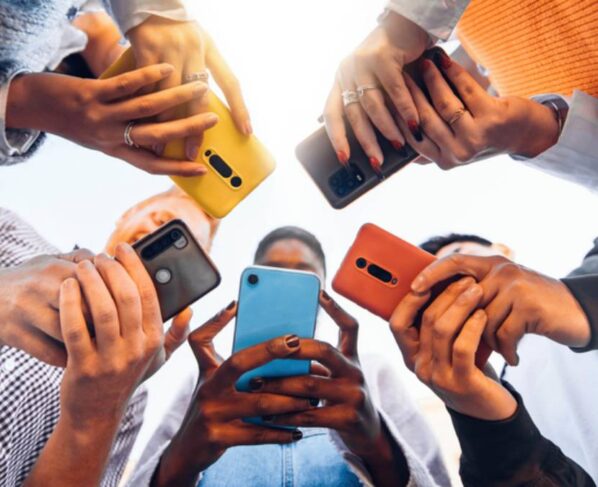 Fotografia colorida mostrando cinco pessoas digitando no celular-Metrópoles APOSTAS