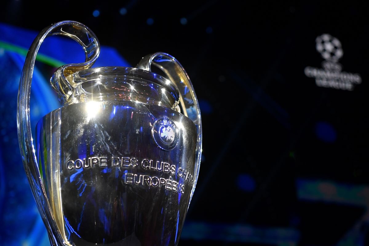 Imagem colorida da taça da Champions League - Metrópoles