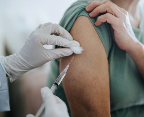 Imagem colorida mostra vacinação contra dengue. Metrópoles