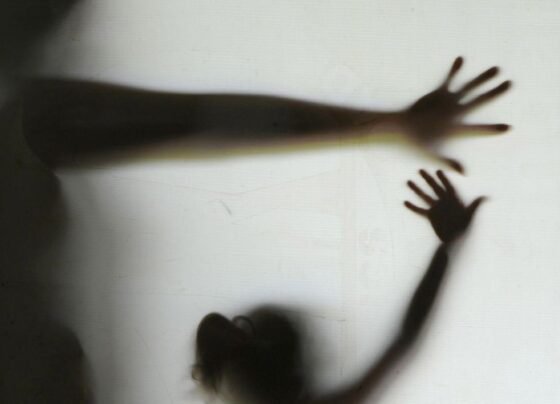 Silhueta de mãe e filha em imagem ilustrativa sobre abuso de menores, adolescentes crianças enteada - Metrópoles