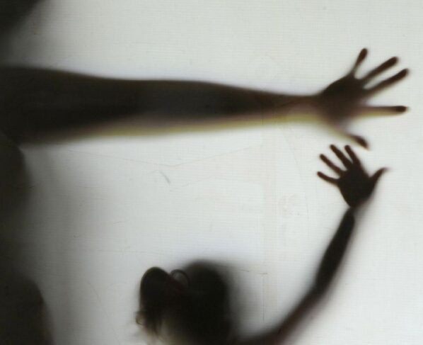 Silhueta de mãe e filha em imagem ilustrativa sobre abuso de menores, adolescentes crianças enteada - Metrópoles