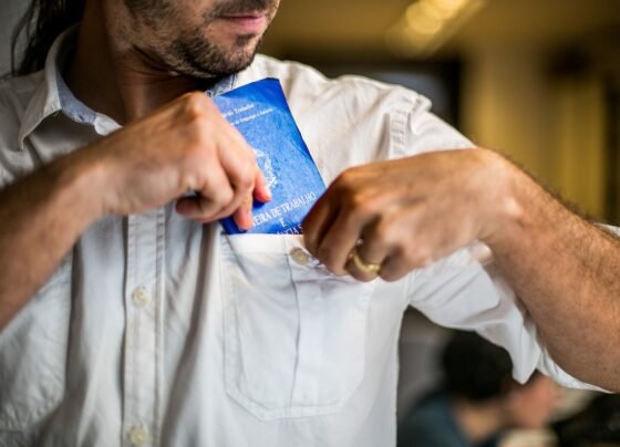 Foto colorida de trabalhador com carteira assinada IBGE - Metrópoles