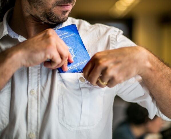 Foto colorida de trabalhador com carteira assinada IBGE - Metrópoles