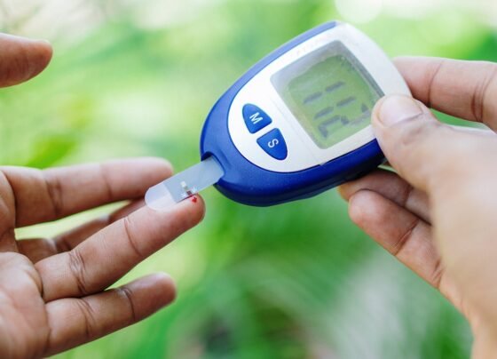 Imagem em close-up de mãos medindo a glicemia com um glicosímetro - Diabetes cresce 135% no Brasil em menos de 20 anos. Entenda por quê - Metrópoles