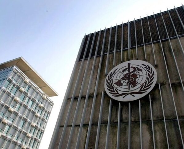 Imagem colorida de fachada da Organização Mundial da Saúde - Metrópoles