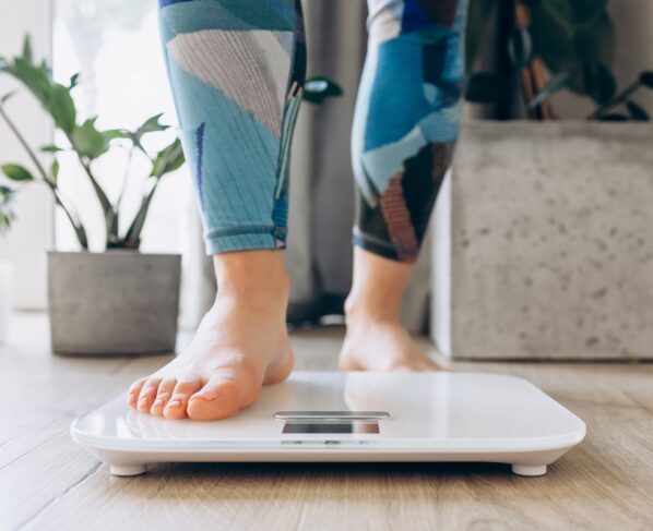 Mulher subindo em balança - Metrópoles