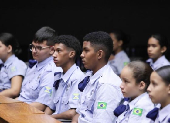 imagem colorida mostra crianças uniformizadas- metrópoles
