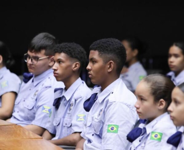 imagem colorida mostra crianças uniformizadas- metrópoles