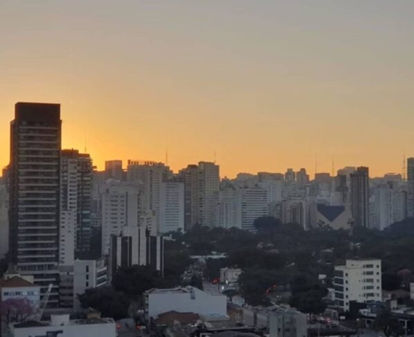 Com temperaturas máximas de 36ºC e umidade relativa do ar abaixo de 20%, regiões do interior de SP estão em alerta para risco de incêndio - Metrópoles