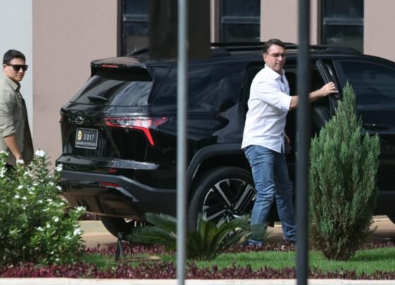 Flávio Bolsonaro visita o pai na PF, em Brasília - Metrópoles