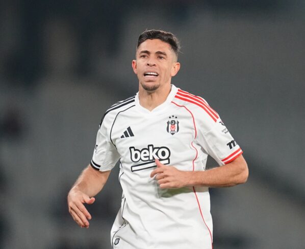 Gabriel Paulista com a camisa do Besiktas