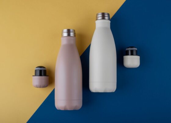 garrafas térmicas branca e rosa com tampas ao lado