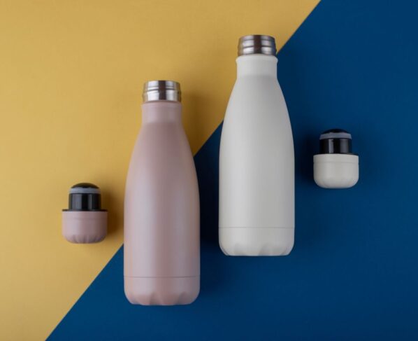 garrafas térmicas branca e rosa com tampas ao lado