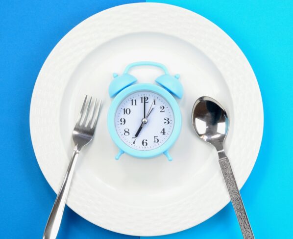 Foto de prato com talhares e relógio - Metrópoles