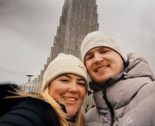 Imagem colorida mostra homem e mulher branca abraçados - Metrópoles