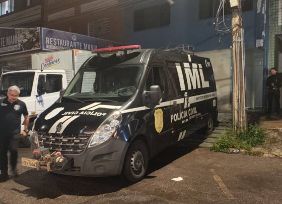Van do IML estacionada em frente a um prédio no Polo de Modas, no Guará - Metrópoles