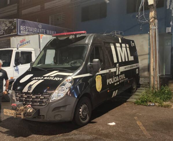 Van do IML estacionada em frente a um prédio no Polo de Modas, no Guará - Metrópoles