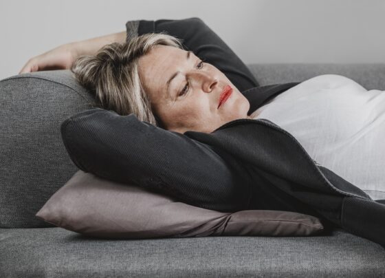 Foto colorida de mulher na menopausa - Menopausa pode reduzir a massa cinzenta e afetar sono, aponta estudo - Metrópoles