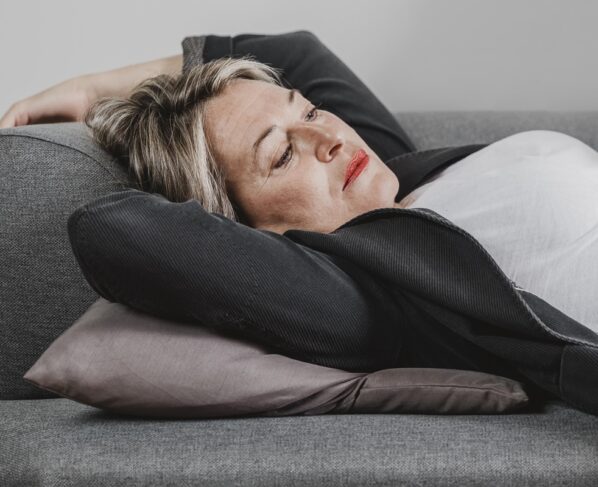 Foto colorida de mulher na menopausa - Menopausa pode reduzir a massa cinzenta e afetar sono, aponta estudo - Metrópoles