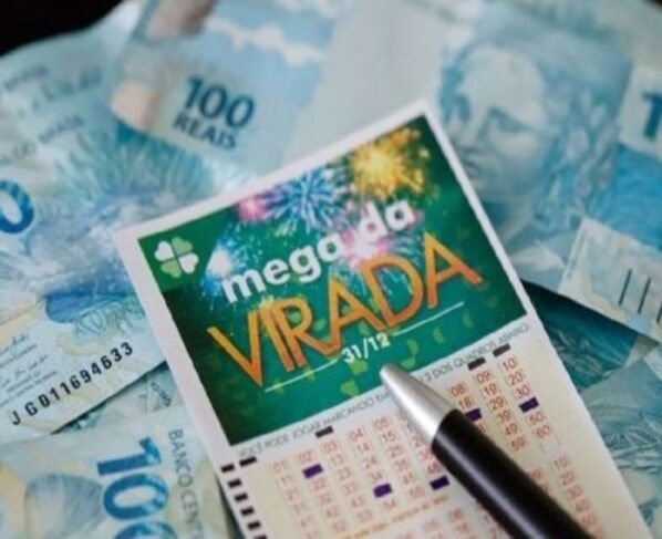 Imagem colorida de cartela de aposta da mega da virada acima de notas de R$ 100 - Metrópoles