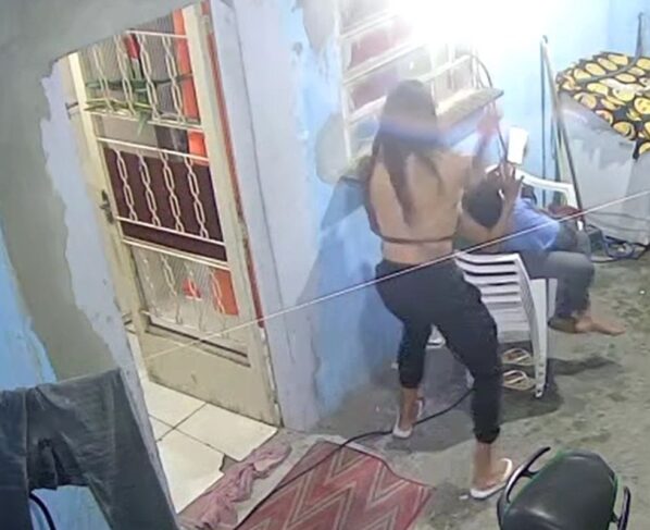 A autora do crime, uma mulher trans, atacou a vítima com uma faca na própria casa. Duas crianças estavam presentes e presenciaram a cena - Metrópoles