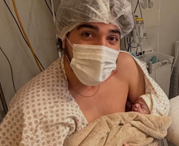 Nattanzinho serve de “cama” para Zuza e baba: “Como não se apaixona?” - destaque galeria