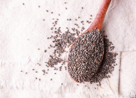 Foto colorida de semente de chia em colher - Metrópoles