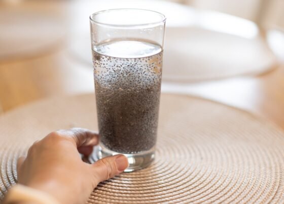 Foto colorida de semente de chia em copo de água - Metrópoles