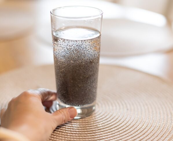 Foto colorida de semente de chia em copo de água - Metrópoles