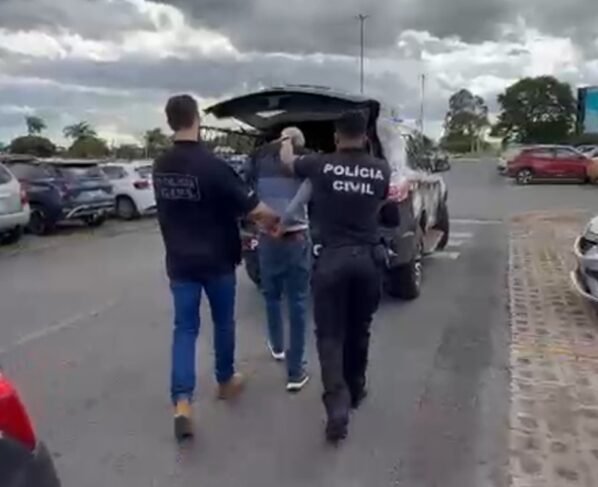 Três homens indo em direção a um carro - Metrópoles