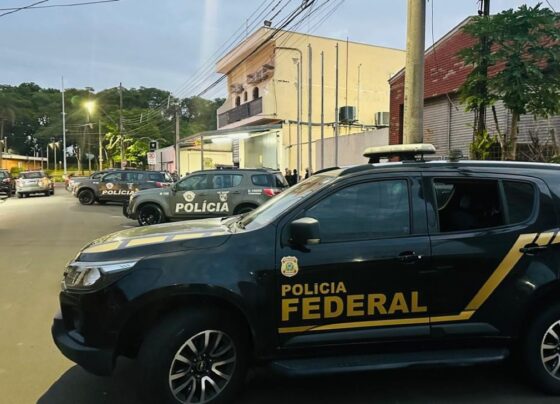 Imagem colorida mostra viaturas pretas com inscrição Polícia Federal nas laterais - Metrópoles
