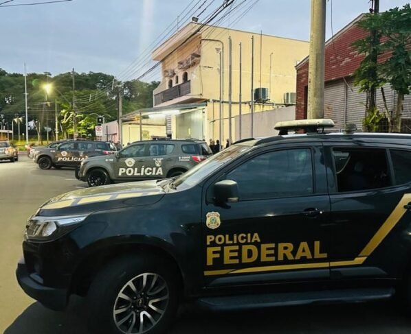 Imagem colorida mostra viaturas pretas com inscrição Polícia Federal nas laterais - Metrópoles