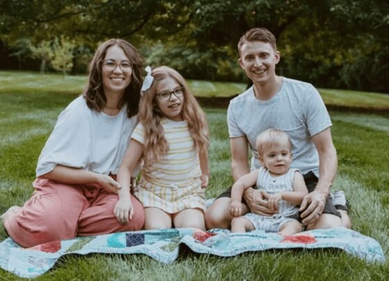 Família com um casal e 2 filhos, esses com demência infantil