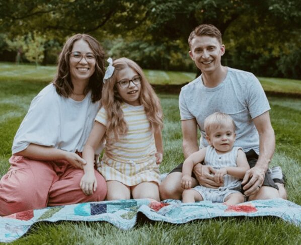 Família com um casal e 2 filhos, esses com demência infantil