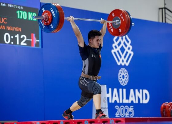 Imagem colorida mostra levantador de peso - Metrópoles