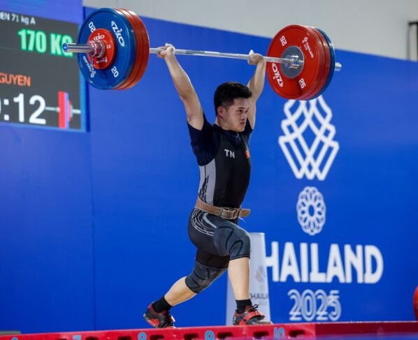 Imagem colorida mostra levantador de peso - Metrópoles