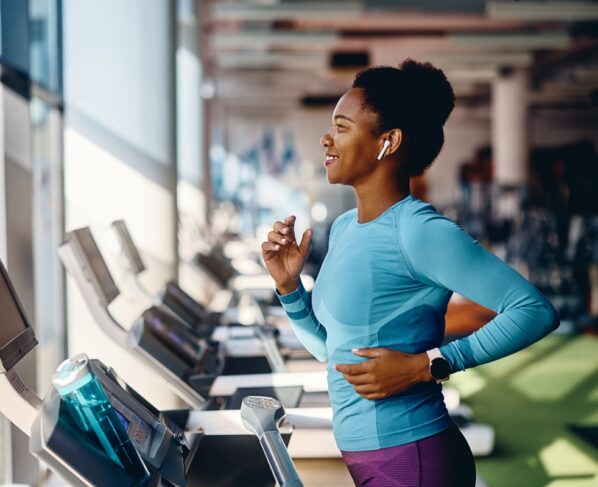 Mulher correndo em esteira de academia - Metrópoles