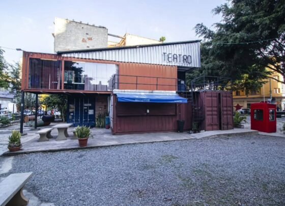 Imagem colorida mostra fachada do Teatro de Contêiner. Metrópoles