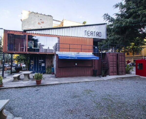Imagem colorida mostra fachada do Teatro de Contêiner. Metrópoles