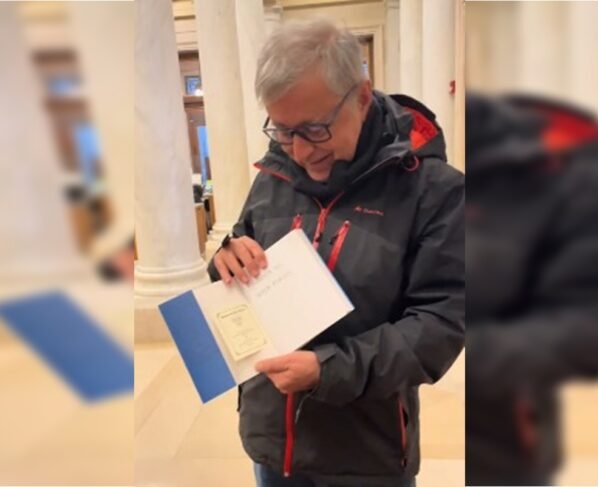 Professor da UnB se emociona ao ver livro dele em Harvard