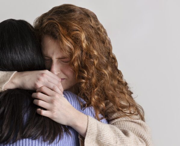 Foto colorida de duas mulheres se despedindo - Adeus! Entenda como o seu cérebro lida com despedidas - Metrópoles