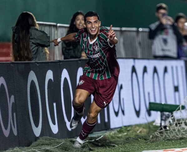 Serna comemorando gol contra o Nova Iguaçu