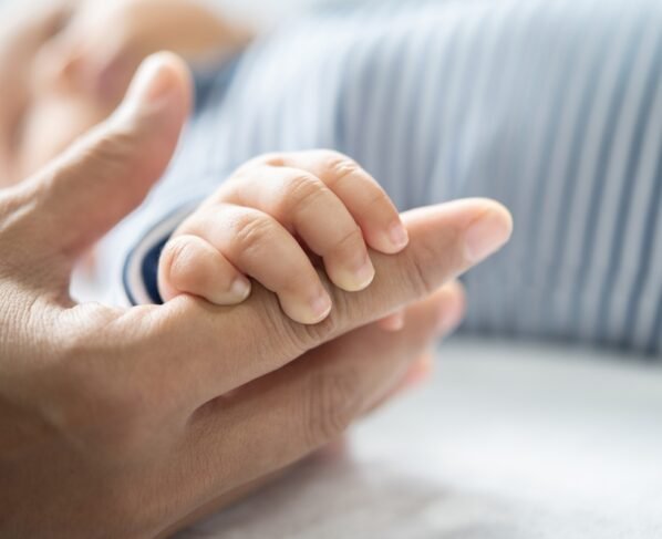 A mão do recém-nascido segurando os dedos da mãe. Metrópoles
