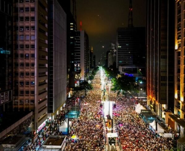 Réveillon na Avenida Paulista, com milhares de pessoas - Metrópoles