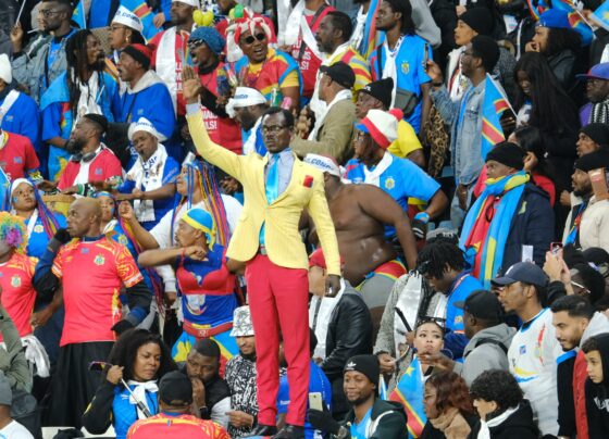 Torcedor da RD Congo fica imóvel e “vira” estátua por 90 minutos - destaque galeria