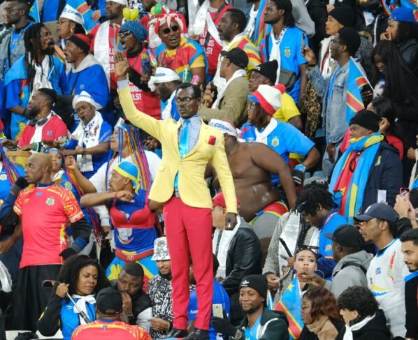 Torcedor da RD Congo fica imóvel e “vira” estátua por 90 minutos - destaque galeria