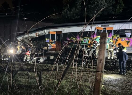 Imagem colorida mostra trem após descarrilar na Espanha - Metrópoles
